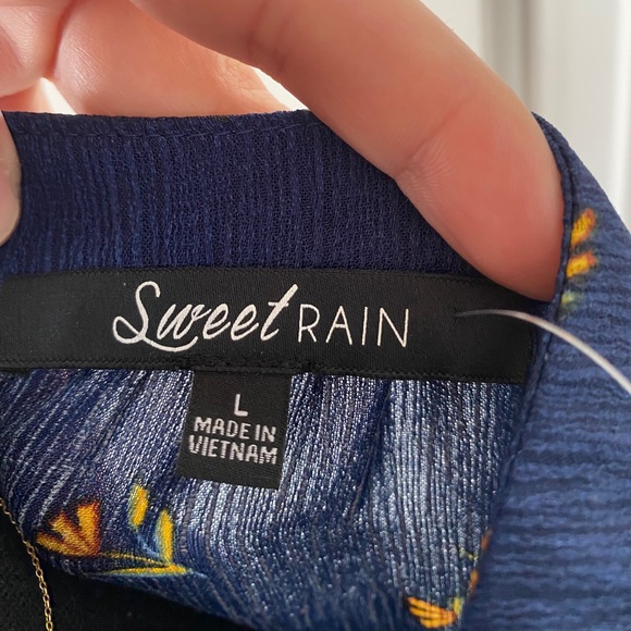 Sweet Rain Sleeveless Top - Picture 5 of 6